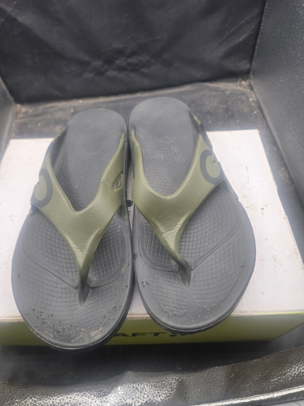 OOFOS Men's Olive and Black Recovery Flip-Flops